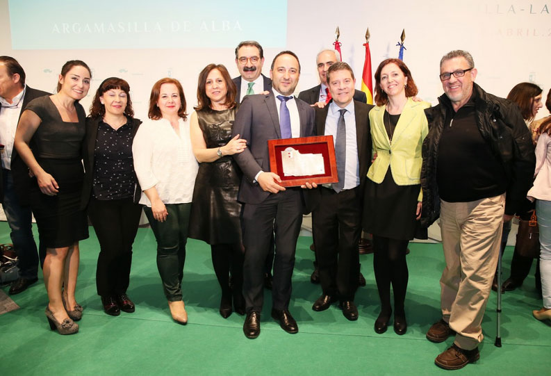 Equipo del Instituto de Estudios de Mastocitosis de Castilla-La Mancha - placa la mérito sanitario